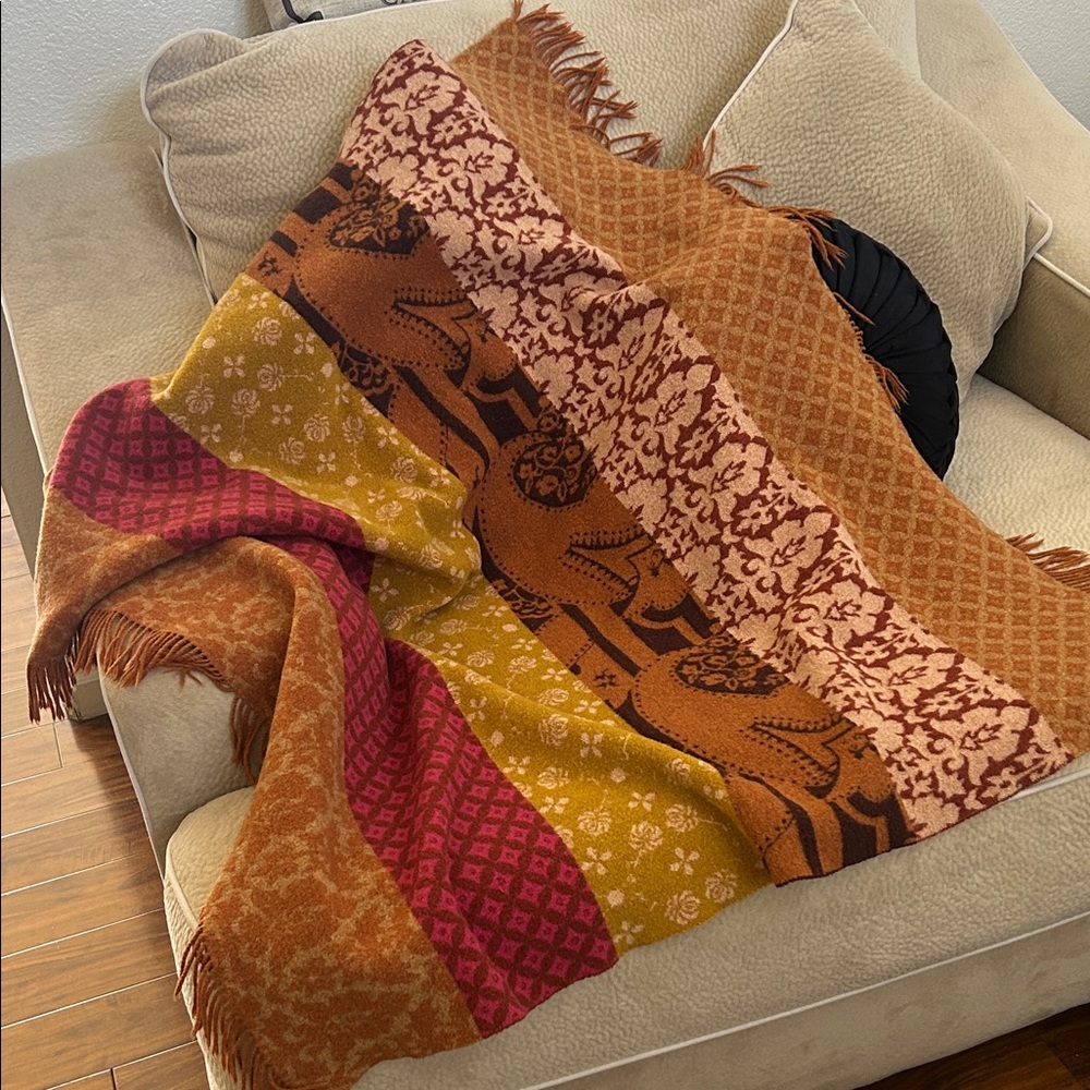 Used Cozy Multicolor Patterned Throw Blanket
